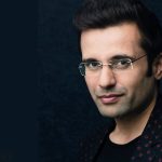 sandeep maheshwari motivational speaker looking in the camers